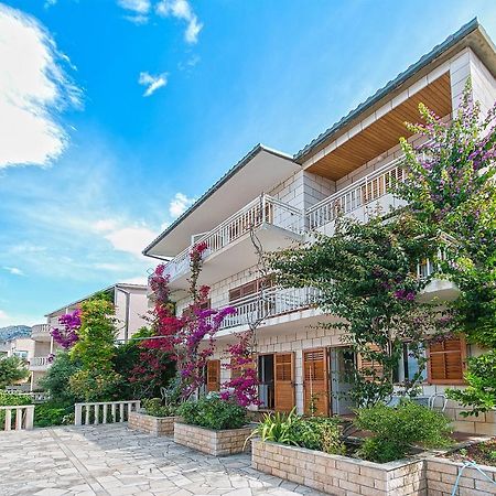 Apartments And Rooms By The Sea Brela, Makarska - 2752 Экстерьер фото